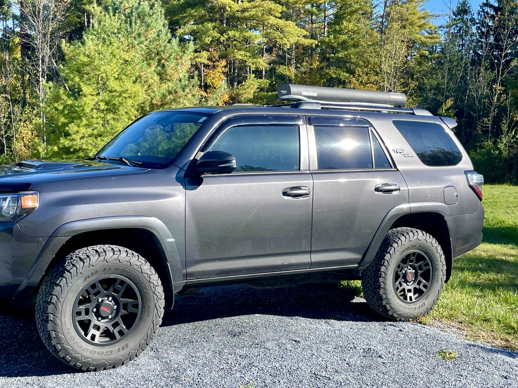 Yakima RoadShower Mounted On 4Runner Roof Rack