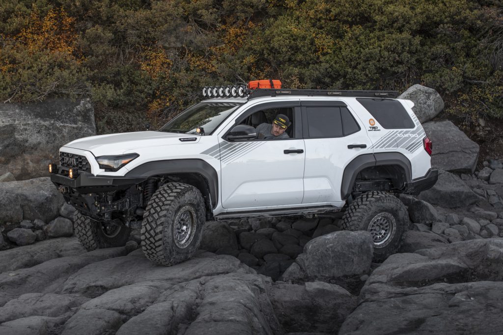 White 6th Gen 4Runner With Prinsu Pro Roof Rack